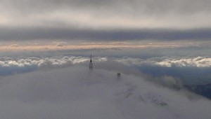 Der Mont Ventoux, eingehüllt in Wolken.