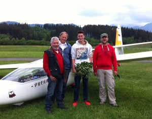 Louis Langer (2. von rechts) mit den Fluglehrern Jo Milbert, Heinz Eiling und Thomas Bäurle (von links)